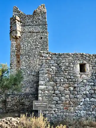 Tour fortifiée historique à réhabiliter à Nomia, Mani