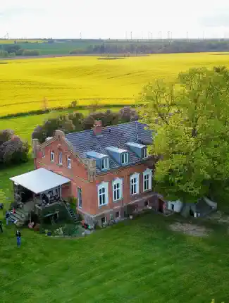 Propriété historique dans l’Uckermark : ensemble isolé avec quatre logements et bâtiments agricoles