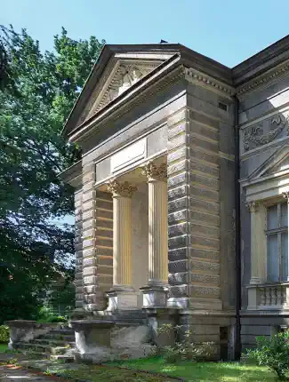 Maison de maître néoclassique avec jardin