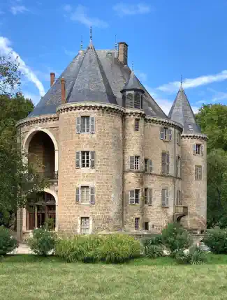 Château médiéval restauré avec domaine de 87 hectares près de Valence (Drôme)
