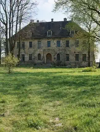 Domaine avec manoir, dépendances et parc dans la région frontalière polono-allemande
